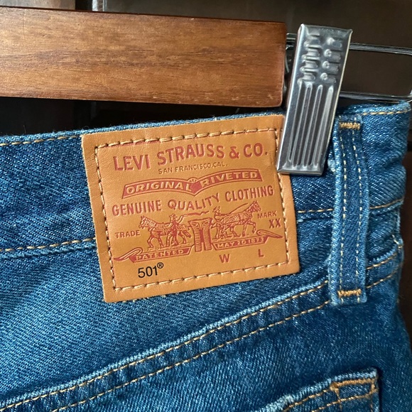 Levi 501 dark wash shorts - Picture 3 of 3